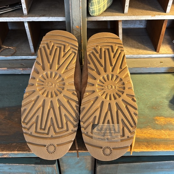 Uggs POPULAR! Plush Neumel NWOT - Picture 4 of 5